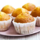 Idealny przepis na wilgotne i puszyste muffinki. Złociste, pachnące, gotowe do schrupania.