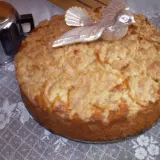 Pyszne ciasto na maślance siostry Anastazji, ozdobione metalowym ptaszkiem, kusi apetycznym wyglądem.