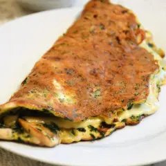 Złocisty omlet z serem i ziołami, idealny pomysł na to, co ugotować na kolację.