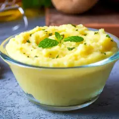 Puszyste puree ziemniaczane, idealne do każdego obiadu. Prosty przepis na puree ziemniaczane, udekorowane listkami mięty.