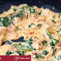 Kremowy makaron z kurczakiem, szpinakiem i suszonymi pomidorami w sosie na bazie mascarpone.