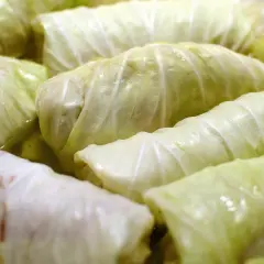 Gotowe do gotowania gołąbki zawinięte w liście kapusty. Pyszne danie, które zachwyci każdego.
