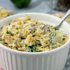 Pyszna pasta z makreli i jajek z cebulką i natką pietruszki, idealna na kanapki.