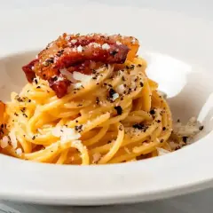 Pyszne spaghetti carbonara, idealne na szybki obiad. Zobacz, jak zrobić carbonare krok po kroku!