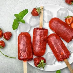 Pyszne lody na patyku z truskawek, idealne na upalne dni. Oto co można zrobić z truskawek!