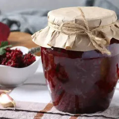 Słoik z buraczkami na zimę siostry Anieli, obok miseczka z przetartymi buraczkami, czosnek i papryka.