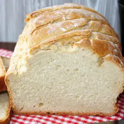 Pyszny, domowy chleb pieczony w piekarniku, pokrojony w kromki. Idealny przepis na puszyste ciasto.