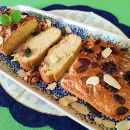 Keto chleb z pestkami dyni, słonecznika i migdałami na ozdobnej tacy. Pyszna i zdrowa przekąska.