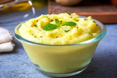 Puszyste puree ziemniaczane, idealne do każdego obiadu. Prosty przepis na puree ziemniaczane, udekorowane listkami mięty.