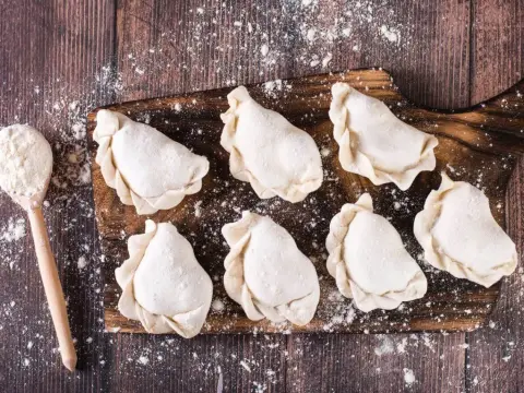Jak przechowywać surowe pierogi w lodówce? Sprawdzone metody