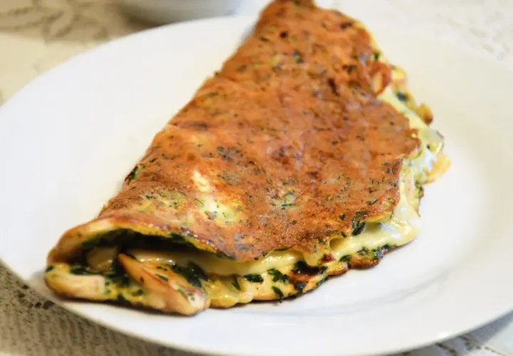 Złocisty omlet z serem i ziołami, idealny pomysł na to, co ugotować na kolację.
