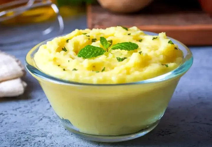 Puszyste puree ziemniaczane, idealne do każdego obiadu. Prosty przepis na puree ziemniaczane, udekorowane listkami mięty.