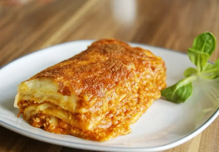 Pyszna, zapieczona lasagne z mięsem mielonym, idealna na prosty obiad.