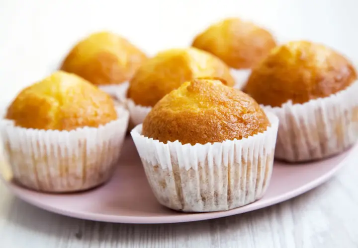 Idealny przepis na wilgotne i puszyste muffinki. Złociste, pachnące, gotowe do schrupania.