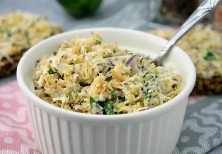 Pyszna pasta z makreli i jajek z cebulką i natką pietruszki, idealna na kanapki.