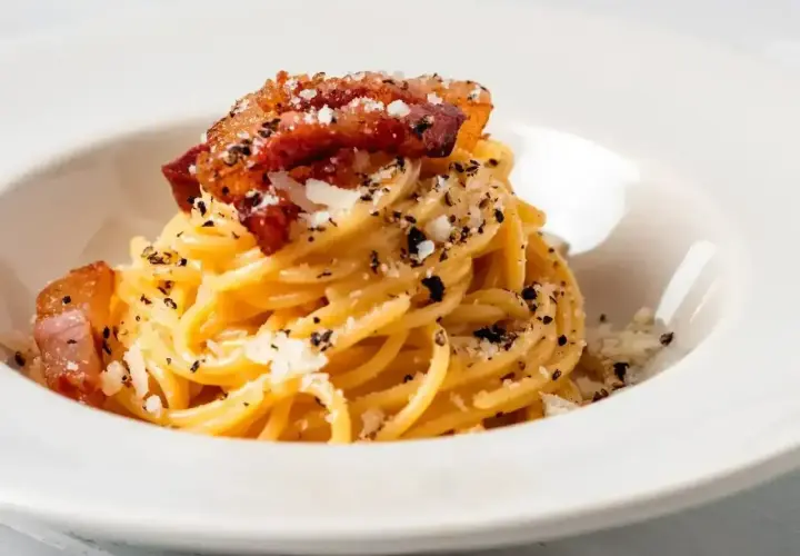 Pyszne spaghetti carbonara, idealne na szybki obiad. Zobacz, jak zrobić carbonare krok po kroku!