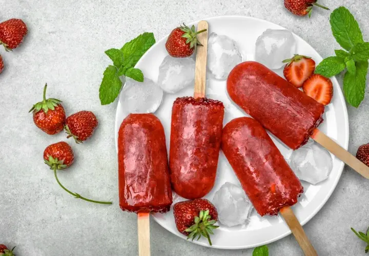 Pyszne lody na patyku z truskawek, idealne na upalne dni. Oto co można zrobić z truskawek!