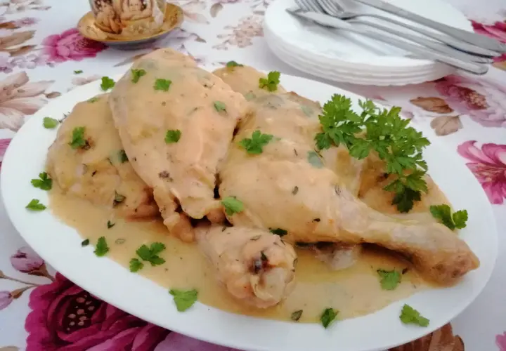 Pyszna potrawka z kurczaka babci w kremowym sosie, udekorowana natką pietruszki. Smak dzieciństwa na talerzu.
