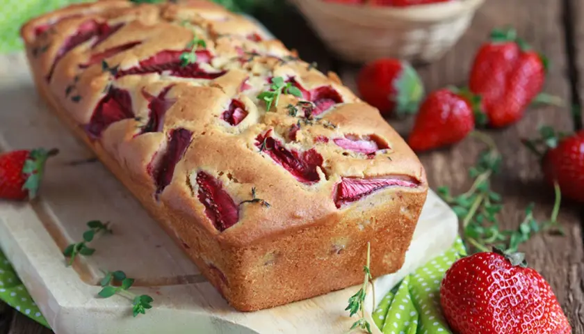 Ciasto jogurtowe z owocami, które zawsze wychodzi. Pachnący keks z truskawkami i ziołami, idealny na letnie popołudnie.