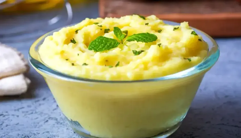 Puszyste puree ziemniaczane, idealne do każdego obiadu. Prosty przepis na puree ziemniaczane, udekorowane listkami mięty.