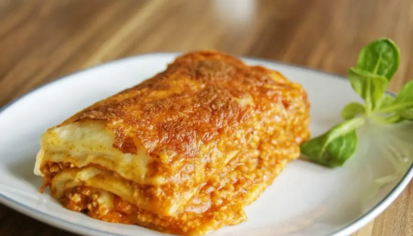 Pyszna, zapieczona lasagne z mięsem mielonym, idealna na prosty obiad.