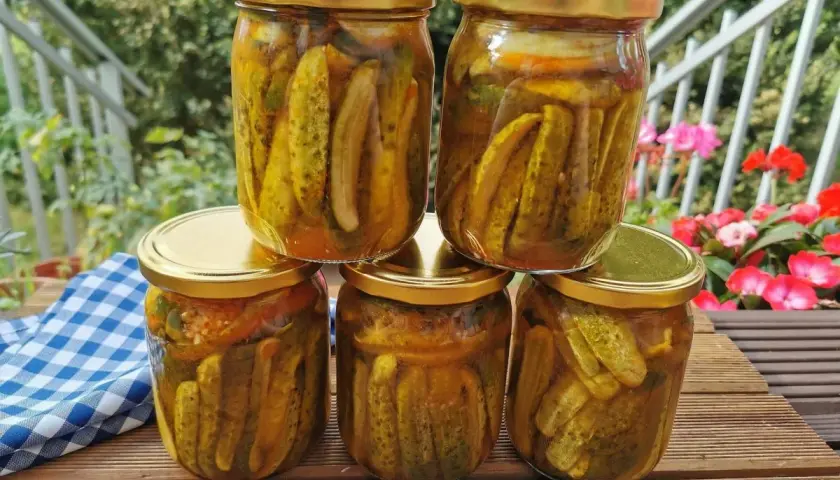 Słoiki z ogórkami z chili krokodylki, gotowe na zimę. Pyszna przekąska z nutką ostrości.
