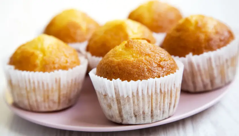 Idealny przepis na wilgotne i puszyste muffinki. Złociste, pachnące, gotowe do schrupania.