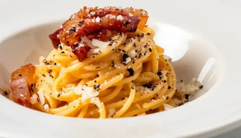 Pyszne spaghetti carbonara, idealne na szybki obiad. Zobacz, jak zrobić carbonare krok po kroku!