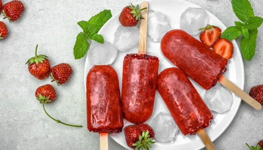 Pyszne lody na patyku z truskawek, idealne na upalne dni. Oto co można zrobić z truskawek!