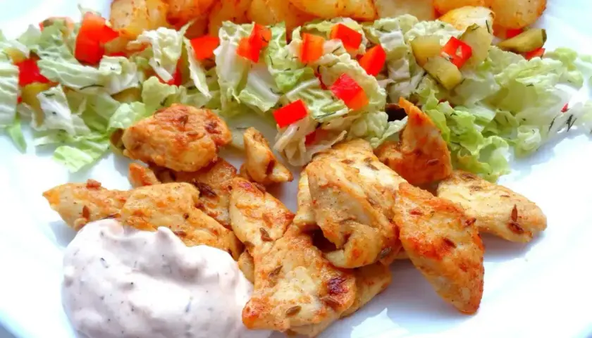 Pyszna shoarma z kurczaka z chrupiącymi ziemniaczkami i świeżą sałatką. Idealny posiłek na szybki obiad.
