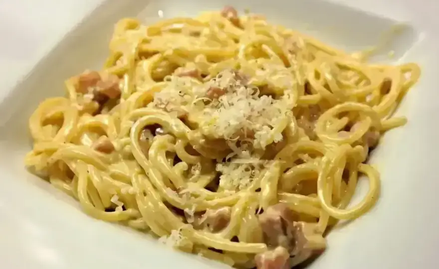 Carbonara ze śmietaną - jak uzyskać kremowy sos bez błędów