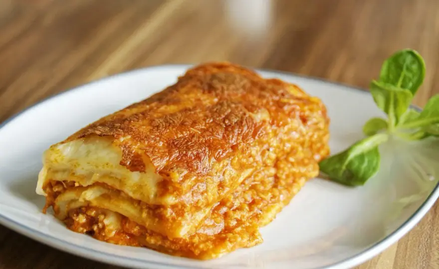 Domowa lasagne z mięsem mielonym - prosty przepis krok po kroku