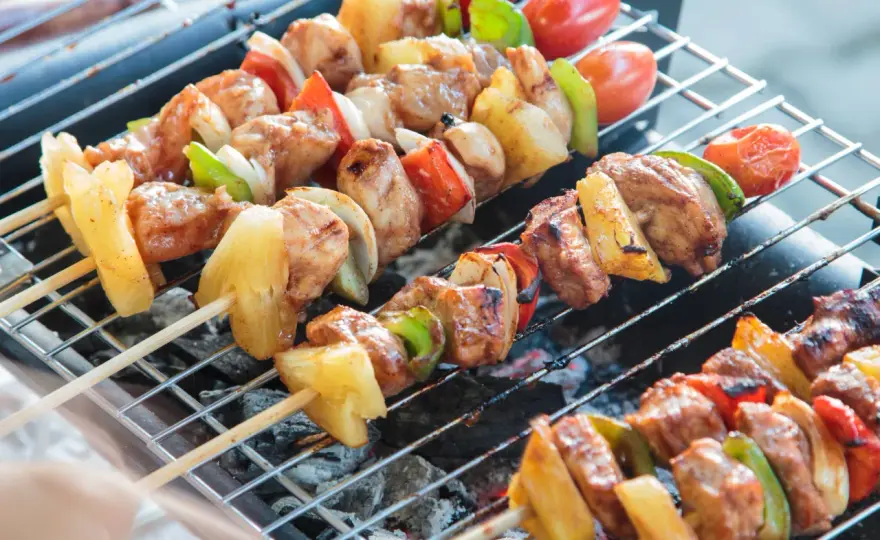 Ile piec szaszłyki na grillu? Sprawdź czasy i rady!