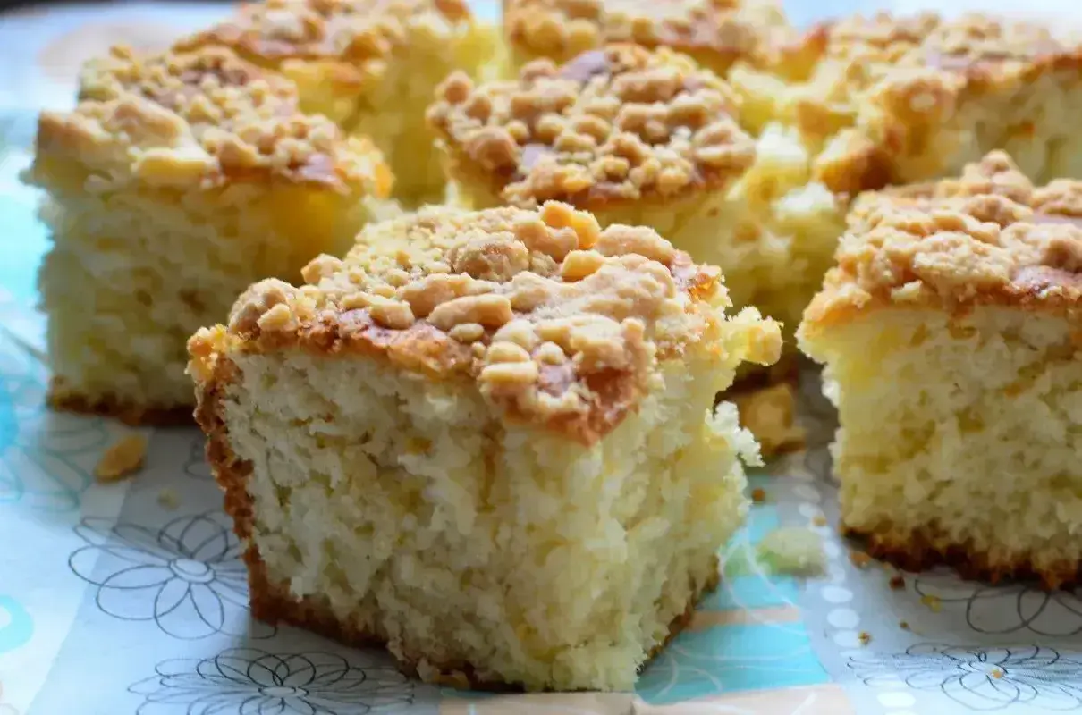 Puszyste i wilgotne ciasto drożdżowe z kruszonką. Idealne na każdą okazję, zachwyca smakiem i aromatem.