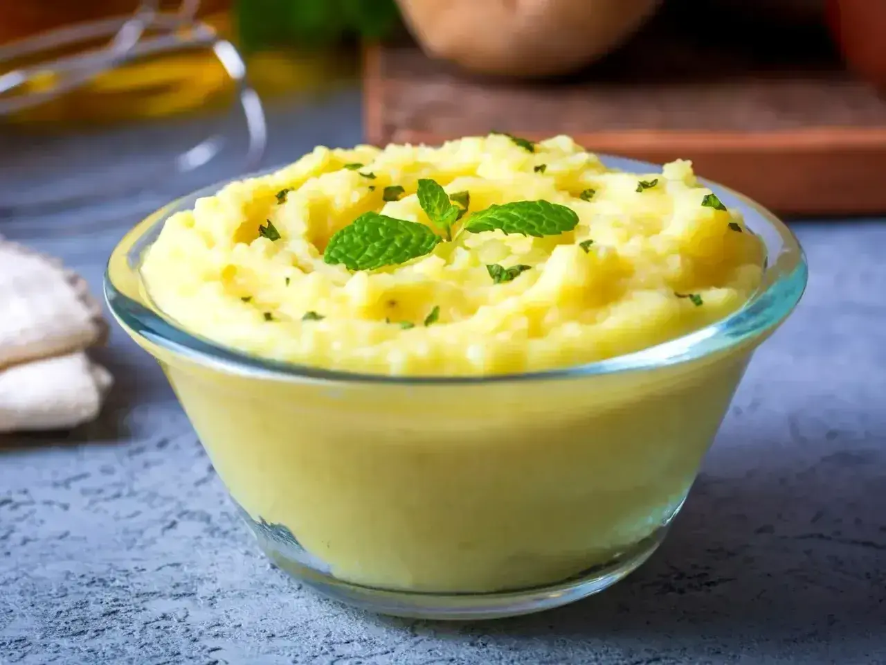 Puszyste puree ziemniaczane, idealne do każdego obiadu. Prosty przepis na puree ziemniaczane, udekorowane listkami mięty.