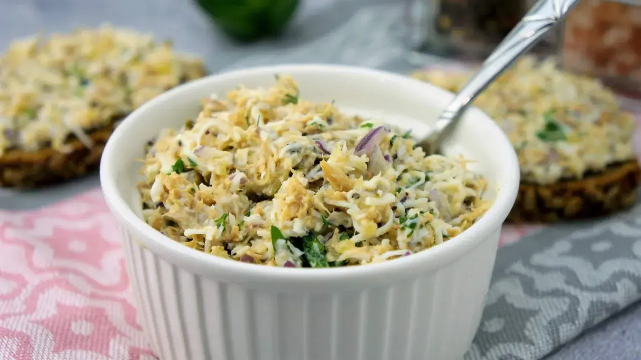 Pyszna pasta z makreli i jajek z cebulką i natką pietruszki, idealna na kanapki.