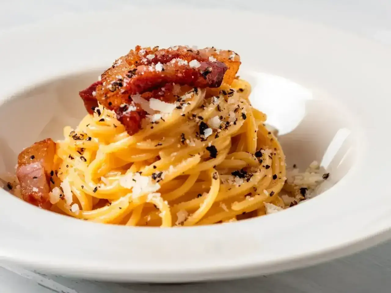 Pyszne spaghetti carbonara, idealne na szybki obiad. Zobacz, jak zrobić carbonare krok po kroku!