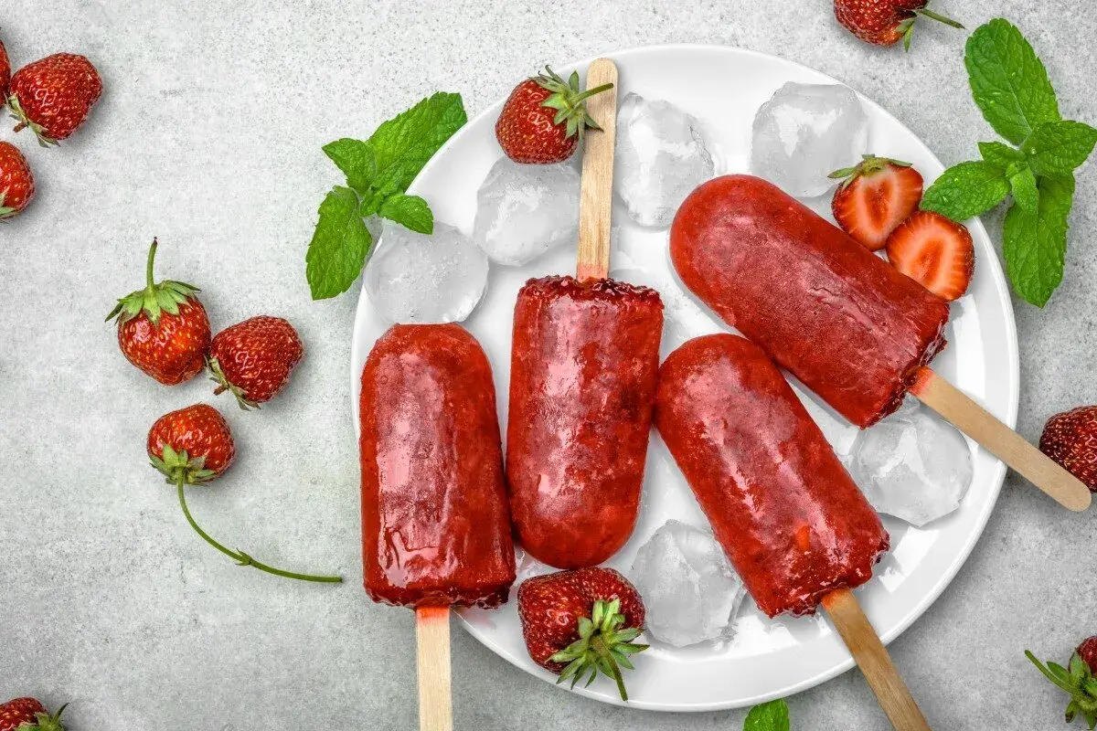 Pyszne lody na patyku z truskawek, idealne na upalne dni. Oto co można zrobić z truskawek!