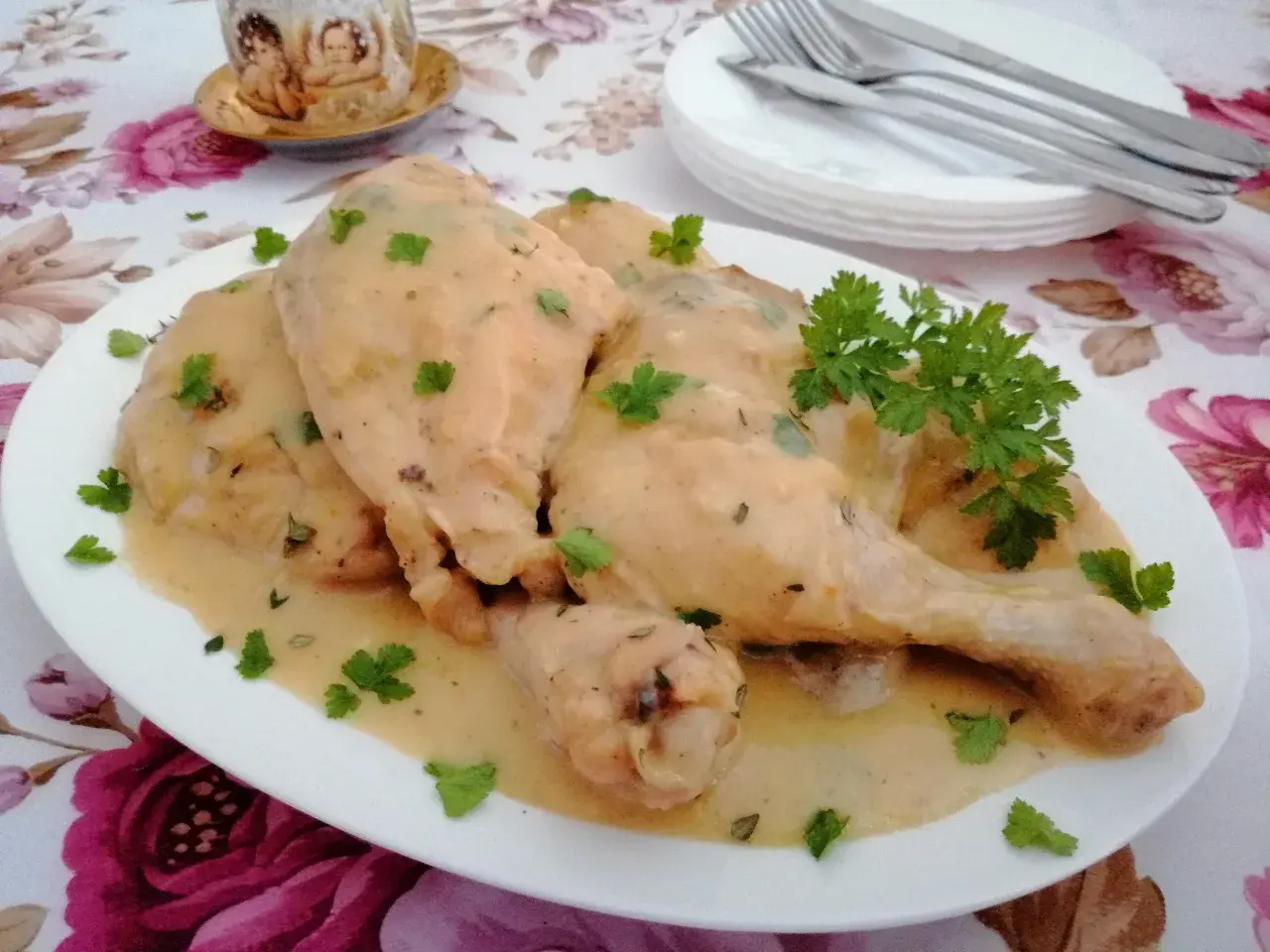 Pyszna potrawka z kurczaka babci w kremowym sosie, udekorowana natką pietruszki. Smak dzieciństwa na talerzu.