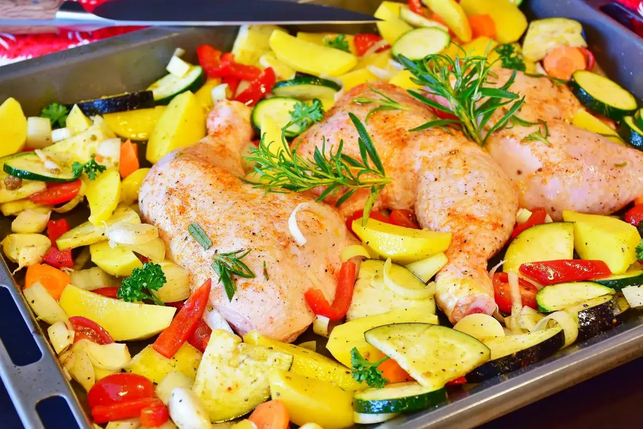 Pyszne udka kurczaka pieczone z ziemniakami, cukinią, papryką i ziołami. Idealny pomysł, co zrobić z mięsa z udek kurczaka na obiad.