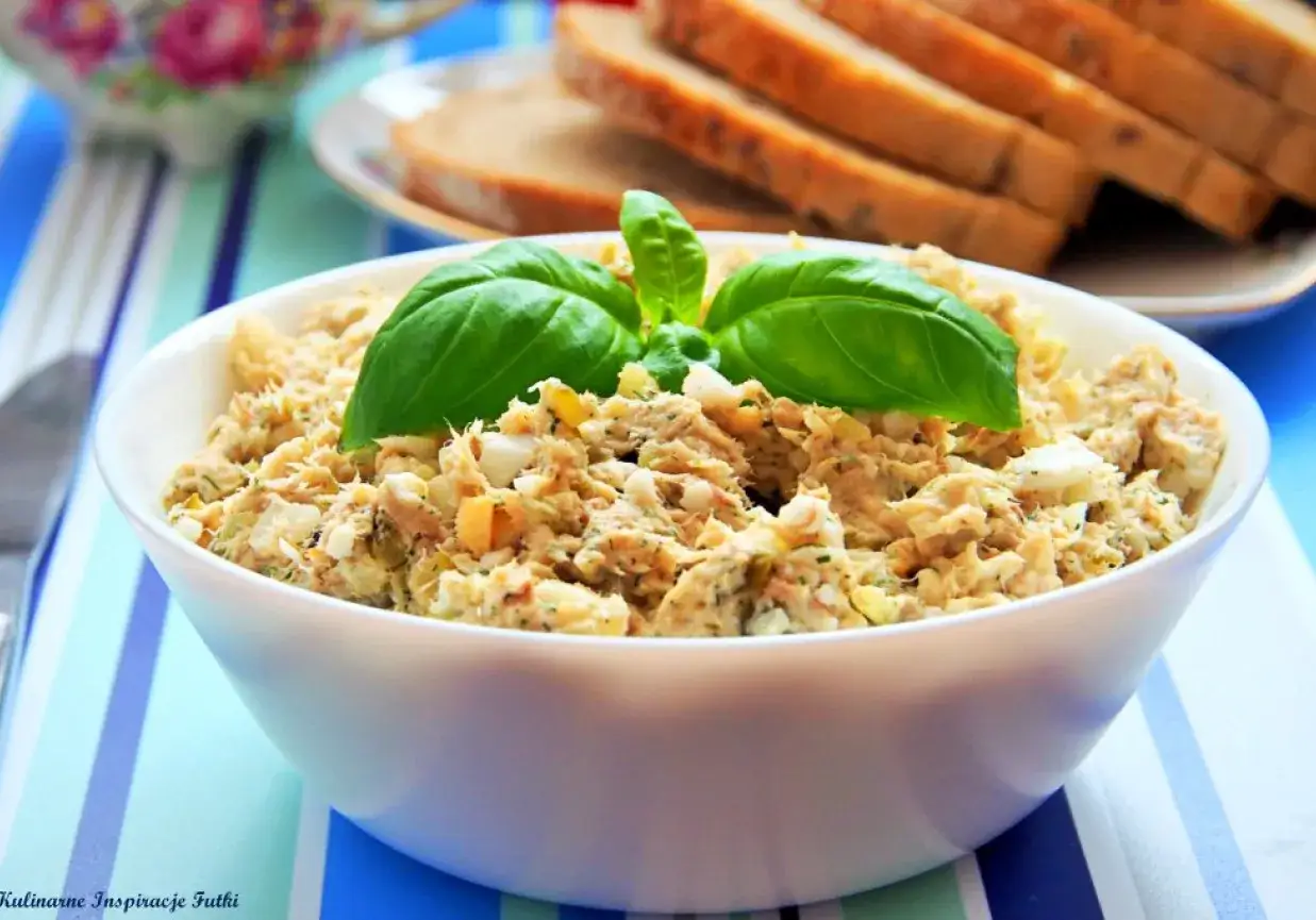 Pyszna pasta z makreli i jajek, udekorowana listkami bazylii, gotowa do podania z chlebem.