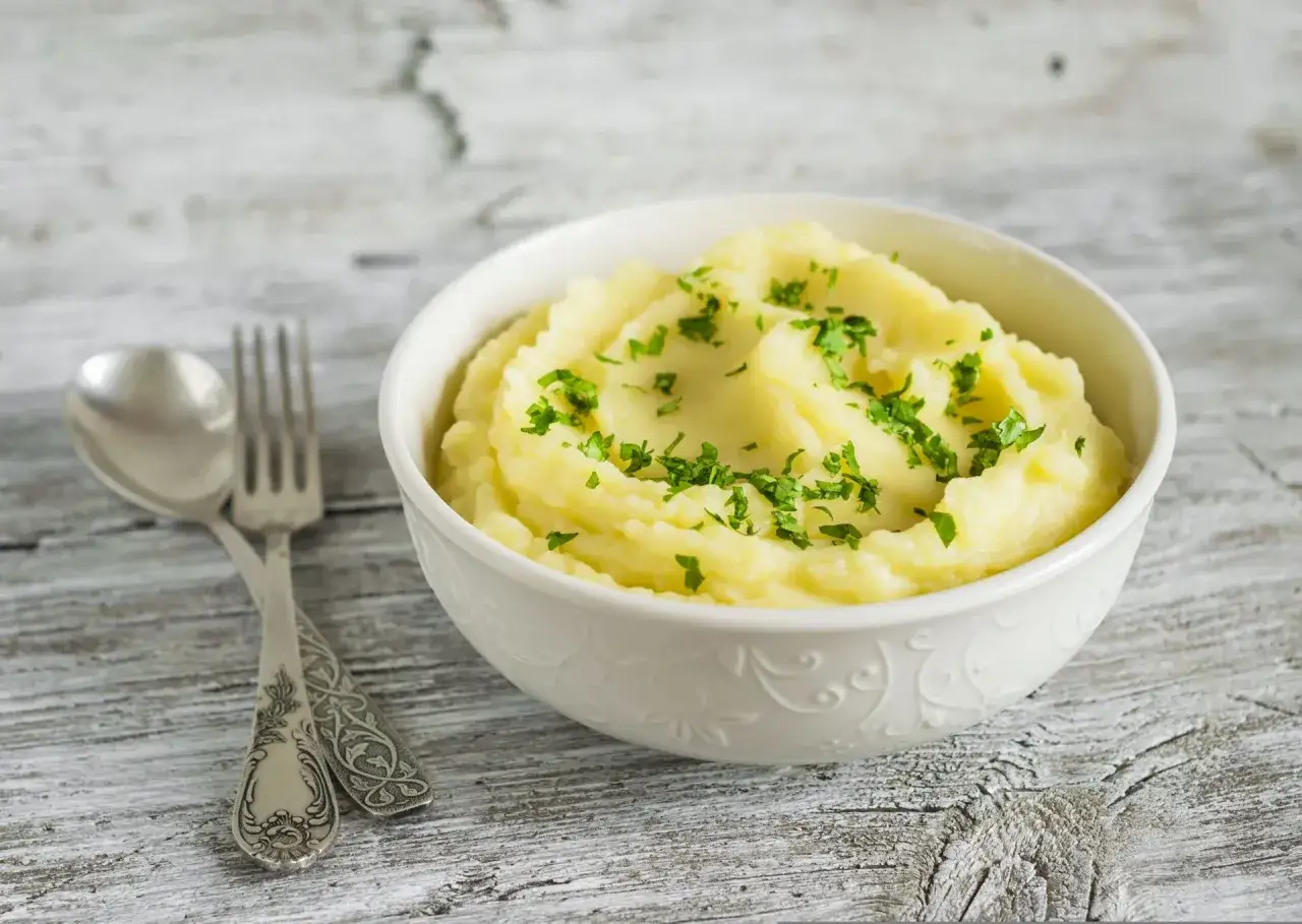 Puszyste puree ziemniaczane, posypane natką pietruszki. Idealny dodatek do obiadu, prosty puree ziemniaczane przepis.