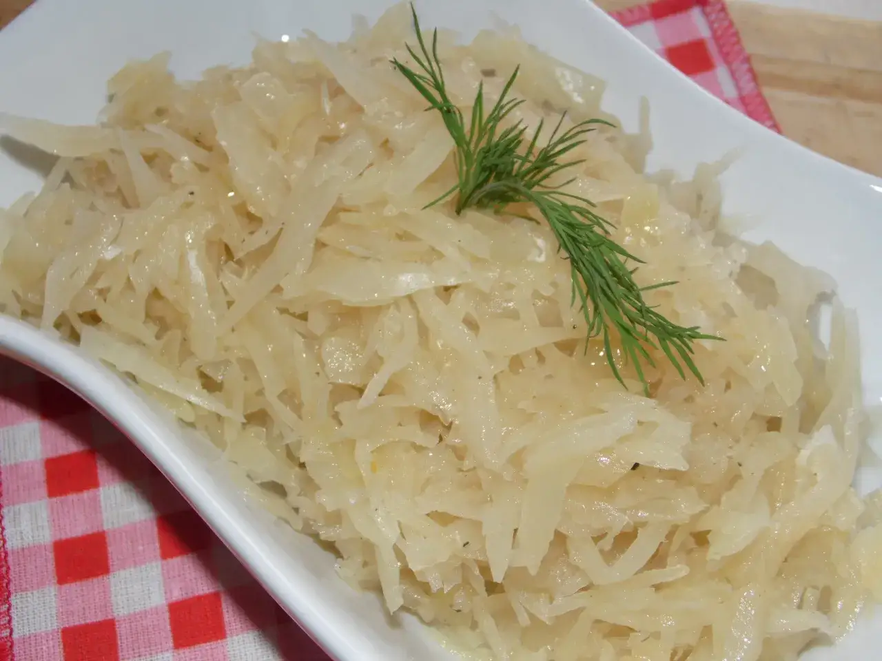 Ugotowana kapusta z koperkiem, idealna do obiadu. Pyszny pomysł, co zrobić z ugotowanej kapusty.
