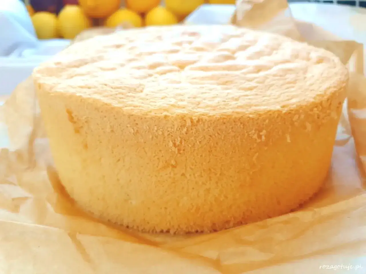 Puszysty, złocisty biszkopt, idealny do tortu. Ile piec biszkopt, by był tak lekki?