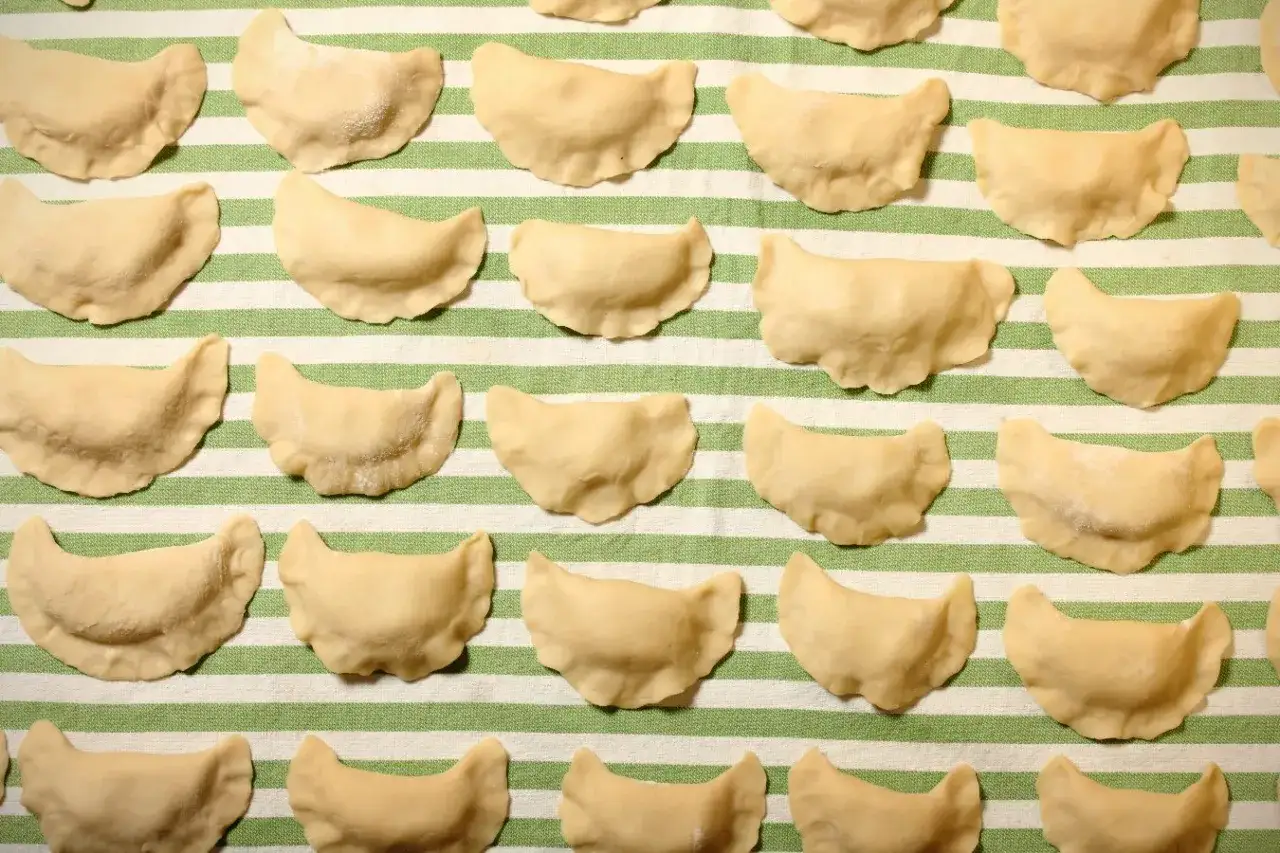 Ułóż surowe pierogi na ściereczce w paski, aby wiedzieć, jak przechowywać pierogi.