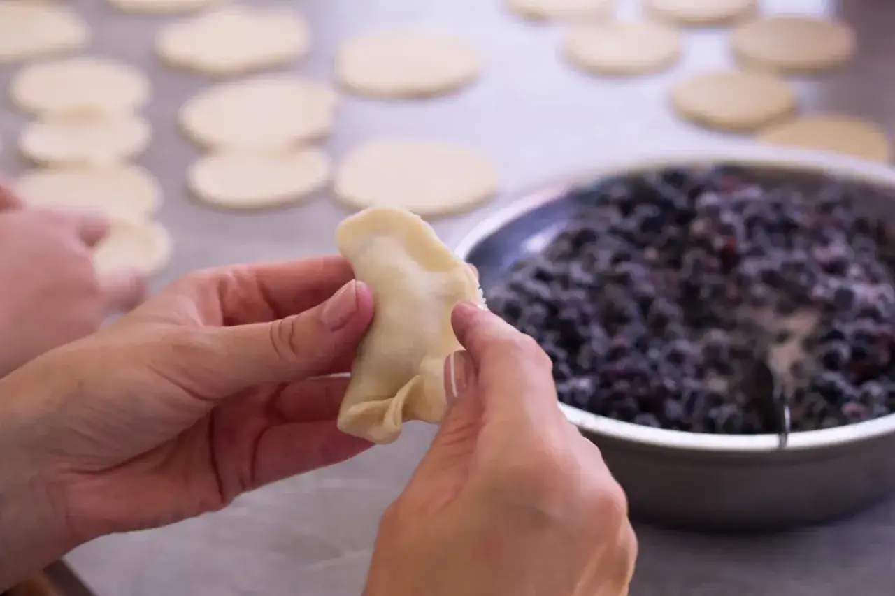 Ręcznie lepione pierogi z jagodami. Czy ciasto na pierogi można zamrozić? Tak, można je zamrozić przed lepieniem.