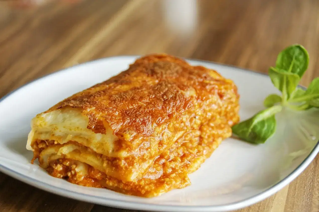 Pyszna lasagne z mięsem mielonym, idealna odpowiedź na pytanie co ugotować z mięsa mielonego.