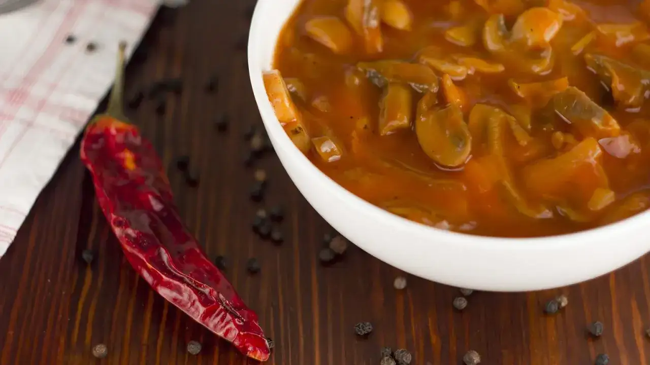 Gulasz grzybowy z papryczką chili i pieprzem. Idealny pomysł, co ugotować z tego co mam w lod&oacute;wce, gdy najdzie ochota na coś pikantnego.
