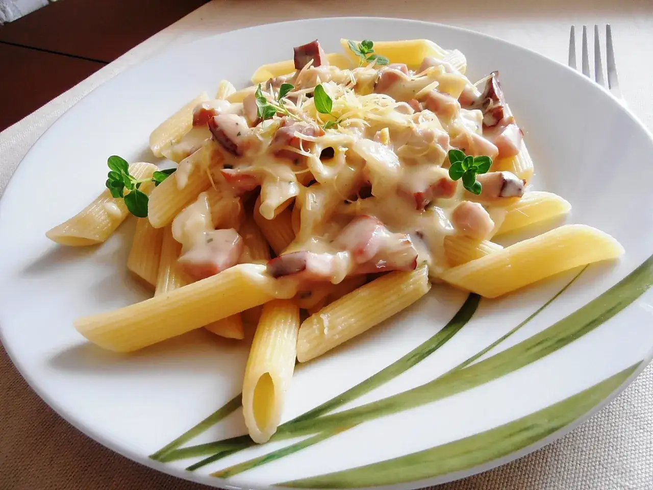 Penne z kremowym sosem, kawałkami boczku i parmezanem. Idealne danie, gdy zastanawiasz się, jak zrobić carbonare.