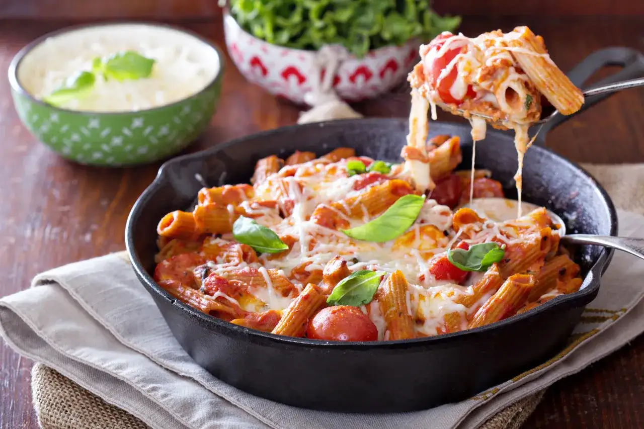 Penne zapiekane z sosem pomidorowym i ciągnącym serem to świetny pomysł na to, co można zrobić z ugotowanym makaronem.